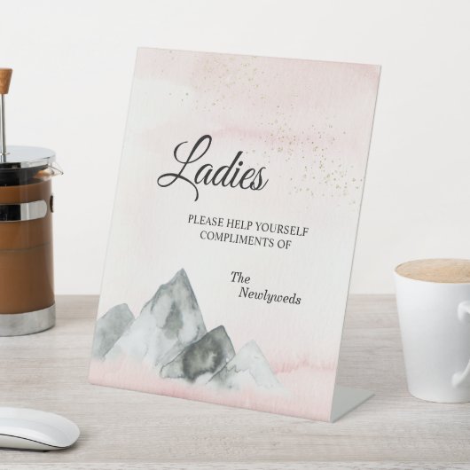 Pink Sunrise Mountain Weddenschap Dames Bathroom Reclamebord Met Voetstuk (Insitu)