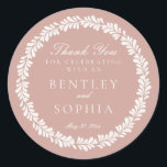 Pink Talavera Tegel Spaans Fiesta Wedding Favoriet Ronde Sticker<br><div class="desc">Iedereen houdt van een feest! Dit collectie is een verbluffende mix van elegantie en cultureel erfgoed, geïnspireerd op de traditionele Mexicaanse Clay Talavera tegel. De aardse stoffige roze Terracotta bloemrand straalt sophisticatie en een vleugje feestelijke charme uit, waardoor het perfect is voor uw Spaanse of Mexicaanse geïnspireerde feest. Of u...</div>