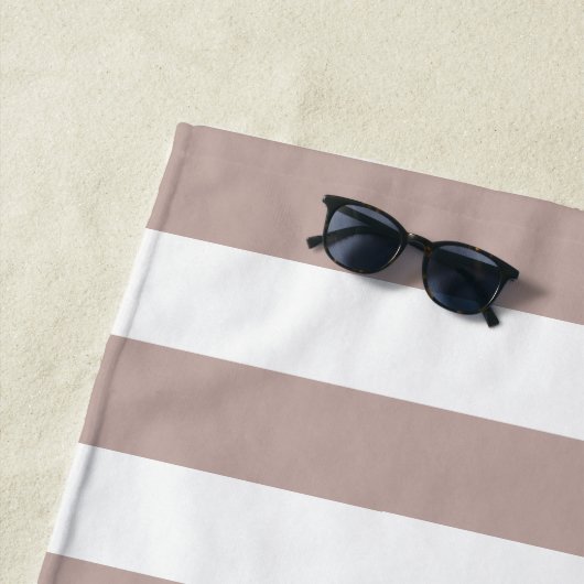 Pink Taupe Personalized Bachelorette Weekend Strandlaken (In situ)