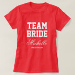 Pink Team Bride bridal party football jersey shirt<br><div class="desc">Pink Team Bride bridal party football jersey shirt. De t - shirts van de douane met sportieve strepen en gepersonaliseerde teksten. Fun-kleding voor bruiloft- en bacheloretfeesten, enz. Maak je eigen voor bruid om entourage te zijn en brides, bridesmaids, dienstmeisje, neef, zus, vrienden, enz. Beschikbaar in verschillende kleuren. Kute outfits voor...</div>