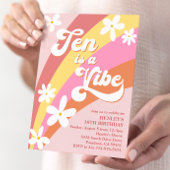 Pink Ten is een Vibe Retro Daisy Rainbow Birthday Kaart