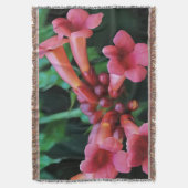 Pink Trumpet Honeysuckle Botanische Kunst Deken (Voorkant Verticaal)