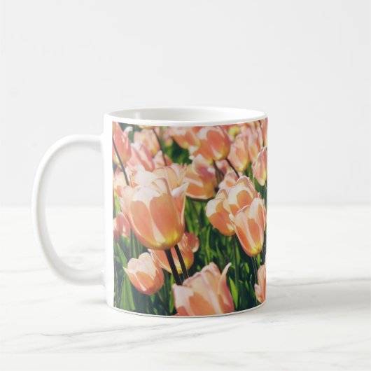 PINK TULIPS BLOOME OP DAGTIME KOFFIEMOK (Links)