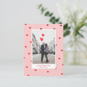 Pink Valentine’s Day photo card with red hearts Briefkaart (Staand voorkant)
