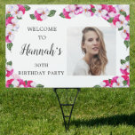 Pink White Floral 30th Birthday Welcome Yard Tuinbord<br><div class="desc">Een elegant lijst van waterverf pansies omringt je 30ste verjaardagsfeestje details en foto's. De heldere en kleurrijke magenta,  roze en witte bloem is perfect voor een lente- of zomerfeest. Al tekst is editable zodat kunt u enkel het juiste beeld creëer.</div>