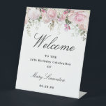 Pink White Floral 50th Birthday Party Welcome Reclamebord Met Voetstuk<br><div class="desc">Welkom gasten op je verjaardagsfeestje met dit elegante bloemontwerp. Bovenaan wordt een spoelrand van wazige roze rozen en witte brandkranen geplaatst. Het welkom wordt geschreven in een grote trending font. De rest van de tekst is een klassieke combinatie van een rechtop en cursief lettertype. Heel eenvoudig aan te passen.</div>