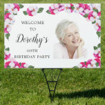 Pink White Floral 60th Birthday Welcome Yard Tuinbord<br><div class="desc">Een elegant lijst waterverf pansies omringt je 60ste verjaardagsfeestje details en foto's. De heldere en kleurrijke magenta,  roze en witte bloem is perfect voor een lente- of zomerfeest. Al tekst is editable zodat kunt u enkel het juiste beeld creëer.</div>