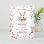 Pink Wildflower Bunny Birthday Invitation Kaart (Staand voorkant)