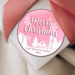 Pink Winter Wonderland Merry Christmas Classic R Ronde Sticker<br><div class="desc">Dit sticker cadeau label beschikt over sneeuwvlokken zweven in een kristalroze lucht boven besneeuwde huizen. Klik op de knop Bewerken/personaliseren om dit ontwerp met jouw tekst aan te passen. ♥ Uitzicht het collectie op deze pagina om meer mooie ornamenten te vinden. ♥ Als u hulp nodig hebt of een speciaal...</div>