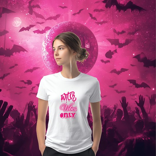 Pink Witch Vibes Only Halloween Typografie Vrouw Tri-Blend Shirt