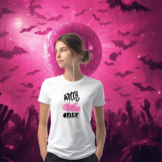 Pink Witch Vibes Only Halloween Typografie Vrouw Tri-Blend Shirt