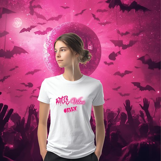 Pink Witch Vibes Only Halloween Typografie Vrouw Tri-Blend Shirt