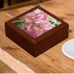 Pinkse orchideeën bloemen cadeaudoosje<br><div class="desc">Voor Orchidee-liefhebbers! Winkelinkten,  sieraden en andere kleine keepenkoeken in deze houten cadeaudoos met keramische tegel die voorzien is van het foto-afbeelding van een roze mini-Cymbidium Orchids,  algemeen bekend als Boat Orchids. Een mooi,  bloemetjesontwerp! Selecteer de grootte en kleur van het cadeauvakje.</div>