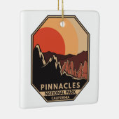 Pinnacles National Park Minimal Retro Emblem Keramisch Ornament (Rechts)