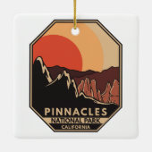 Pinnacles National Park Minimal Retro Emblem Keramisch Ornament (Achterkant)