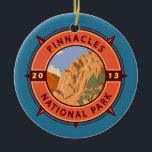 Pinnacles National Park Retro Compass Embleem Keramisch Ornament<br><div class="desc">Het vectorkunstwerk van de pinnacles ontwerp. Het park is een Amerikaans nationaal park ter bescherming van een berggebied ten oosten van de Salinas Valley in Centraal-Californië.</div>