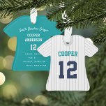 Pinstripe Baseball Jersey Player Stats Ornament<br><div class="desc">Herinneer een geweldige seizoen voor uw favoriete honkbalspeler met dit coole aangepaste ornament met grijze instripes en blauw en blauwgroen zeekleur. Personaliseer de voorzijde met de naam en het aantal van de speler, en voeg meer details aan de rug toe, met inbegrip van de team of de liga naam, het...</div>