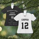 Pinstripe Baseball Jersey Player Stats Ornament<br><div class="desc">Herinneer een geweldige seizoen voor uw favoriete honkbalspeler met dit coole aangepaste ornament met grijze instripes en zwarte letters. Personaliseer de voorzijde met de naam en het aantal van de speler, en voeg meer details aan de rug toe, met inbegrip van de team of de liga naam, het seizoen, de...</div>