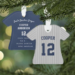 Pinstripe Baseball Jersey Player Stats Ornament<br><div class="desc">Herinneer een geweldige seizoen voor uw favoriete honkbalspeler met dit coole aangepaste ornament met witte instripes en blauw jachtblad. Personaliseer de voorzijde met de naam en het aantal van de speler, en voeg meer details aan de rug toe, met inbegrip van de team of de liga naam, het seizoen, de...</div>