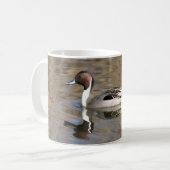 Pintail Duck zwemt in een hond Koffiemok (Voorkant links)