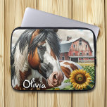 Pinto Brown en White Horse op rustiek Boerderij Laptop Sleeve<br><div class="desc">gepersonaliseerd hoesje met een bruin,  zwart en wit gevlekt paard omgeven door zonnebloemen en een rustieke rode schuur op de achtergrond.</div>