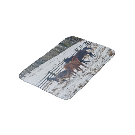 Pinto- en kwartspaarden in wintersneeuw badmat (Gekanteld)
