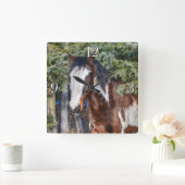Pinto Paint Stallion & Evergreen Trees Vierkante Klok (Huis)