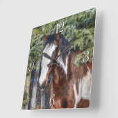 Pinto Paint Stallion & Evergreen Trees Vierkante Klok (Hoek)