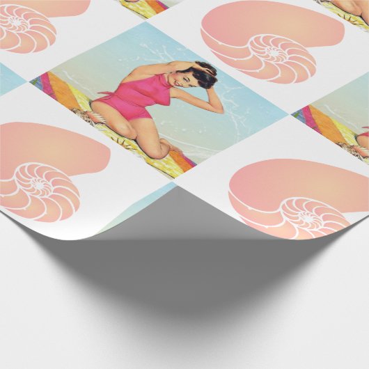 Pinup Girl en Zee Shell Beach Pattern Cadeaupapier (Hoek)