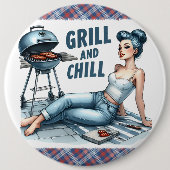 Pinup Lady Grill & Chill Pinback Pins Humoristisch Ronde Button 6,0 Cm (Voorkant)
