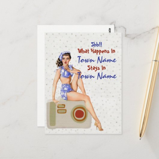 Pinup meisje & grappig citaat "Wat gebeurt blijft  Briefkaart (Voorkant / Achterkant in situ)