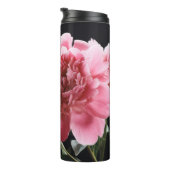 Pioen boeket close-up: roze rood thermosbeker (Geroteerd rechts)