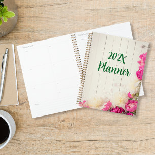 Pioenen in roze en wit op rustiek hout planner