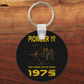Pioneer 10 en 11 | Ruimtevaart 1972 & 1973 | goud Sleutelhanger (Voorkant)