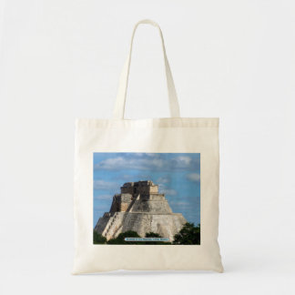Piramide van de Magicus, Uxmal, Mexico Tote Bag