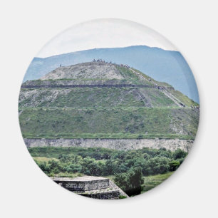 Piramide van de Zon bij Teotihuacan ruïnes, in de  Magneet