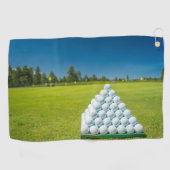 Piramide van golfballen op een groen veld Golf Han Golfhanddoek (Horizontaal)