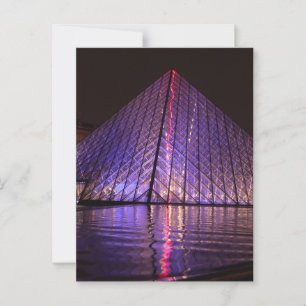 Piramide van het Louvre bij nacht: reflecties van  Briefkaart