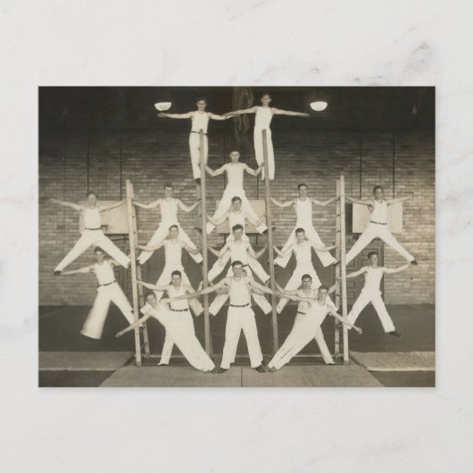 Piramide van jongens briefkaart (Voorkant)