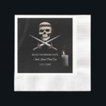 Pirate Bachelor / Verjaardagsfeest - piratenthema Servet<br><div class="desc">Dit ontwerp heeft een ruig piratenthema, perfect voor een swashbuckling vrijgezellenfeest. In één hoek zet een hangend touw de avontuurlijke toon. In het midden bovenaan belooft een gedetailleerde schedel met een bruine hoofdband en gekruiste zwaarden een dag vol gewaagde escapades. Onder de schedel worden de feestdetails prominent weergegeven. Rechts van...</div>