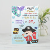 Pirate en Mermaid siblings verjaardagsuitnodiging. Kaart (Staand voorkant)