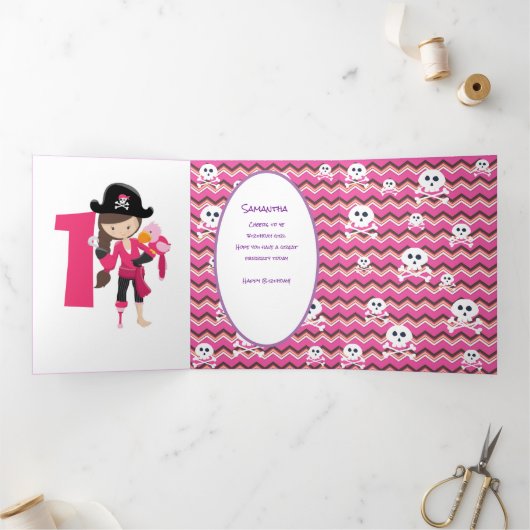 Pirate Pink 1e verjaardag Drieluik Kaart (Binnen)