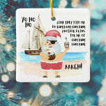 Pirate Santa Schip Rum Grappige Kustkerst Keramisch Ornament<br><div class="desc">Ahoy Matey! Voeg wat feestelijk plezier toe aan je kerstboom met dit humoristische vakantie ornament met een bootje en een piraat Santa op het strand met een flesje rum in de ene hand en een tropische kokosnoot drink in de andere hand. Hij zingt de carol "The Little Drummer Boy", behalve...</div>