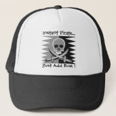 Pirate Skull en Crossbones - Voeg gewoon Rum toe! Trucker Pet (Voorkant)