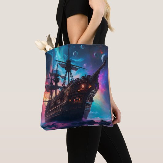 Pirate Space Ship Nebula en manen Tote Bag (Dichtbij)