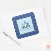 Piratenschip op schip patroon, blauw. vierkante sticker (Envelop)