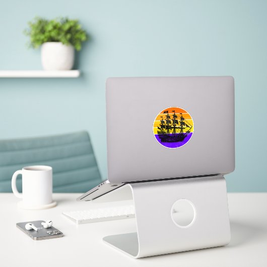 Piratenschip  Sunset Sticker (Laptop op bureau)