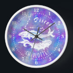 Pisces Fish Constellation Stars Name Birthday Gift<br><div class="desc">Deze leuke wandklok maakt het perfecte cadeau voor iedereen die geboren is onder het zodische bord Pisces. Het omvat twee vissen, plus de constellatie en de ruimte voor de naam van de verjaardagspersoon, allemaal wit op een paars-roze sterrenachtergrond. Gebruik gewoon de eenvoudige sjabloon om je persoonlijke naam toe te voegen....</div>