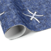 Pisces Zodiac Sign on Navy Blue Digital Camouflage Cadeaupapier (Rol Hoek)