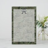 Pisces Zodiac Sign on Woodland Green Digital Camo Briefpapier (Staand voorkant)